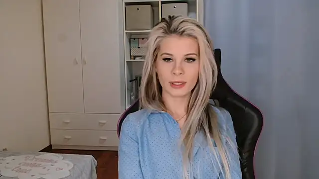 Snapshot of KristineGlow chatting on 1, 5, 2026 KristineGlow online show from 1, 5, 2026