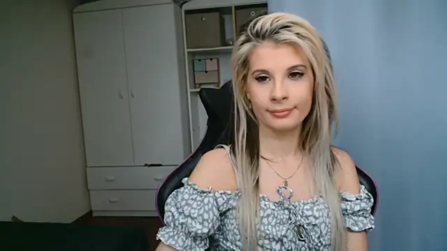 Snapshot of KristineGlow chatting on 8, 5, 2026 KristineGlow online show from 8, 5, 2026