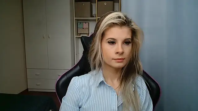 Snapshot of KristineGlow chatting on 13, 5, 2026 KristineGlow online show from 13, 5, 2026