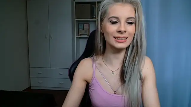 Snapshot of KristineGlow chatting on 2, 6, 2026 KristineGlow online show from 2, 6, 2026