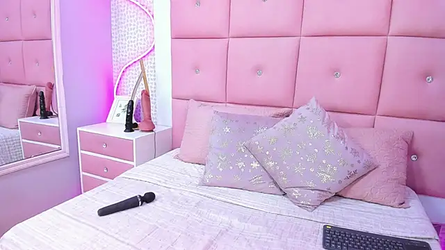 DaisySnugs1 online show from 8, 11, 2025