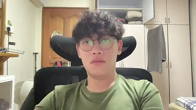 Passionatetwink2 online show from 11, 4, 2026