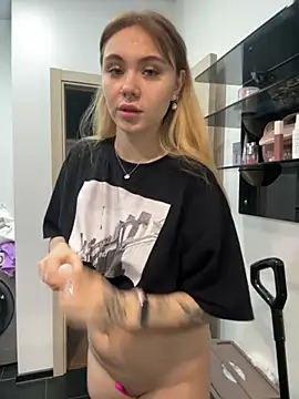 LunaMillie online show from 2, 12, 2025