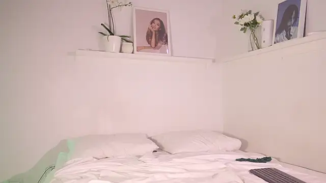 Snapshot of sweettener_ chatting on 20, 10, 2025 sweettener online show from 20, 10, 2025