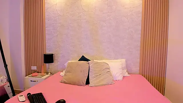 NaomyCollins   online show from 1, 11, 2025