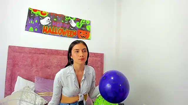 Snapshot of Vaiolet_Miller chatting on 4, 10, 2025 Vaiolet Miller online show from 4, 10, 2025