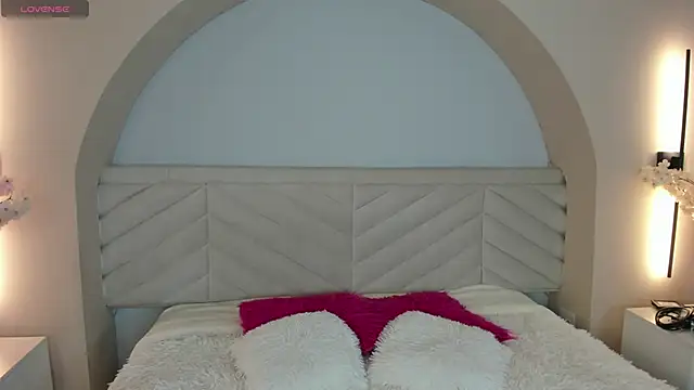 Mila Hank  online show from 14, 4, 2026