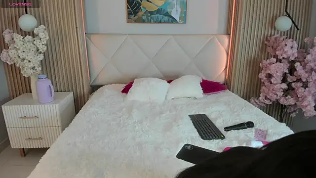 Mila Hank  online show from 4, 2, 2026