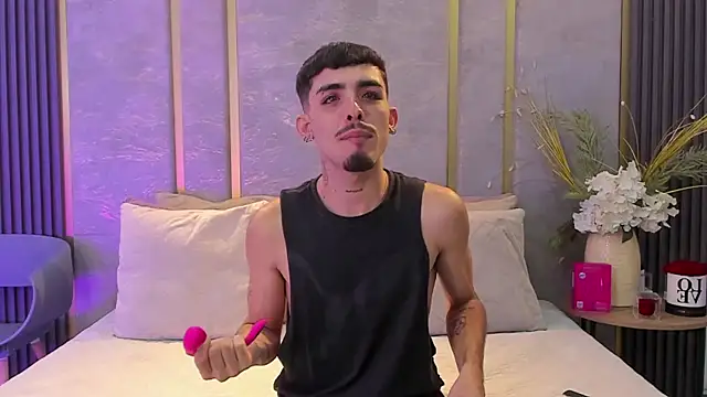 Snapshot of NikoStone_ chatting on 12, 10, 2025 NikoStone online show from 12, 10, 2025