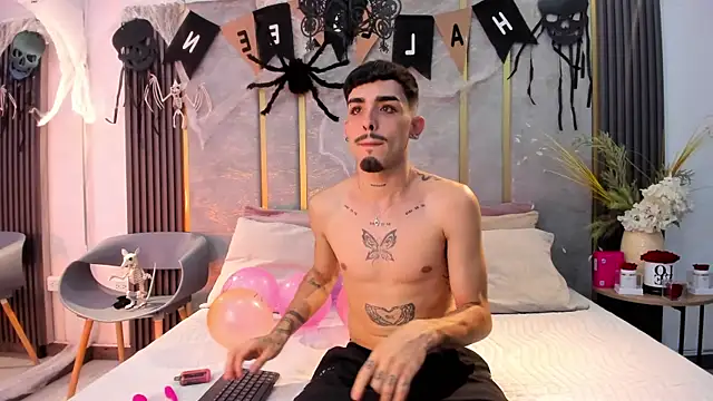 Snapshot of NikoStone_ chatting on 29, 10, 2025 NikoStone online show from 29, 10, 2025