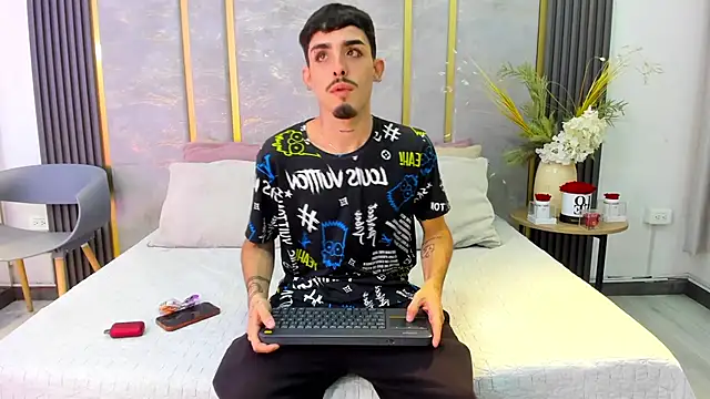 Snapshot of NikoStone_ chatting on 24, 10, 2025 NikoStone online show from 24, 10, 2025