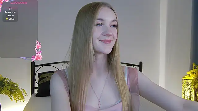 Snapshot of KumiKruz chatting on 24, 10, 2025 KumiKruz online show from 24, 10, 2025