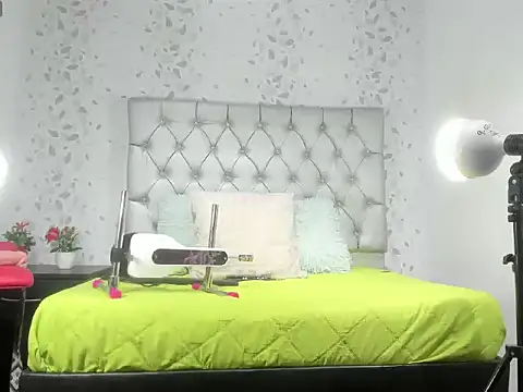 Snapshot of michelle_perla chatting on 27, 10, 2025 michelle perla online show from 27, 10, 2025