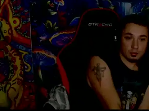 Snapshot of YoBlezz chatting on 4, 12, 2025 YoBlezz online show from 4, 12, 2025