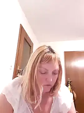 Snapshot of LiluLiluLilu chatting on 24, 10, 2025 LiluLiluLilu online show from 24, 10, 2025