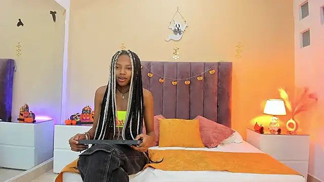 Snapshot of Kiaraa_y_Her_Crazy chatting on 8, 10, 2025 Kiaraa y Her Crazy online show from 8, 10, 2025