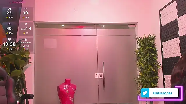 Snapshot of HatsaJones chatting on 7, 11, 2025 HatsaJones online show from 7, 11, 2025