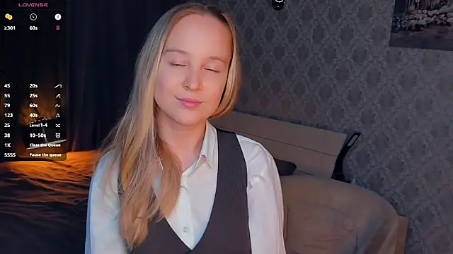 Snapshot of SoonMoor chatting on 24, 9, 2025 SoonMoor online show from 24, 9, 2025