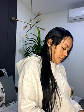 TiffanyyLam online show from 4, 10, 2025