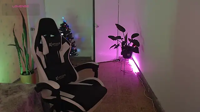 Ellyuwuw online show from 21, 12, 2025