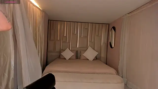 LucyWeiss  online show from 7, 10, 2025