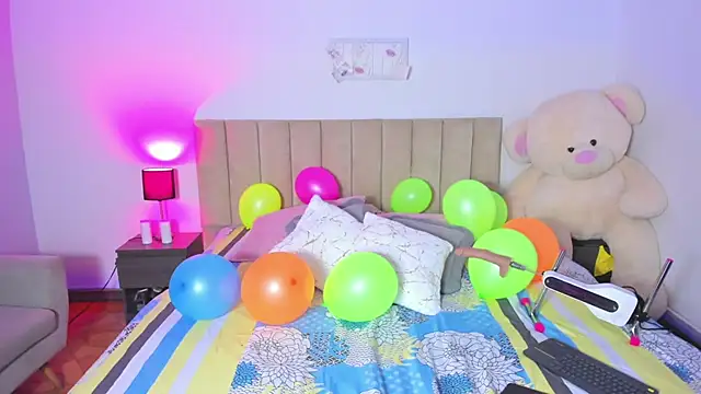 Snapshot of Hill_Brownie chatting on 8, 11, 2025 Hill Brownie online show from 8, 11, 2025