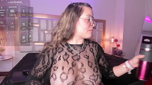Snapshot of KateMoorex chatting on 4, 7, 2026 KateMoorex online show from 4, 7, 2026