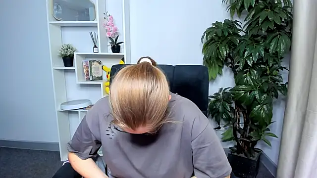 Snapshot of DanielleCox chatting on 23, 10, 2025 DanielleCox online show from 23, 10, 2025