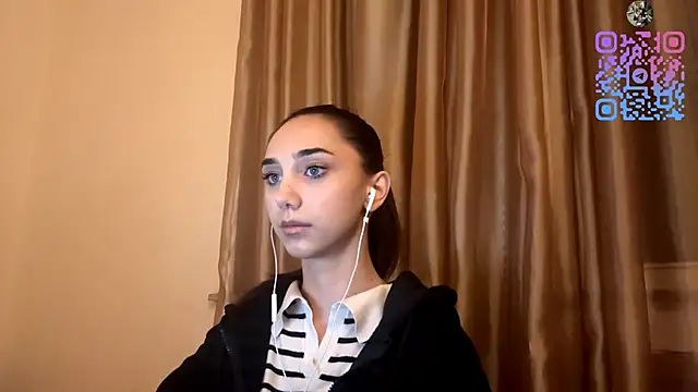 Snapshot of LinaMour chatting on 15, 10, 2025 LinaMour online show from 15, 10, 2025