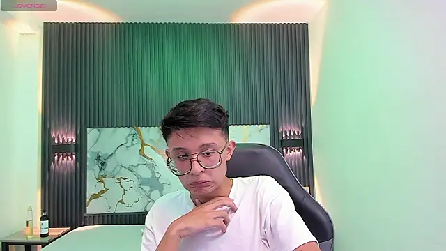 SantiagoRusso18 online show from 3, 2, 2026