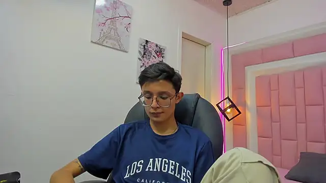 SantiagoRusso18 online show from 4, 10, 2025