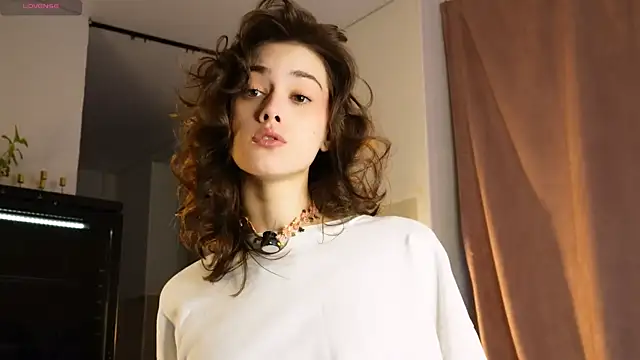 Snapshot of ttragedienne chatting on 15, 11, 2025 ttragedienne online show from 15, 11, 2025