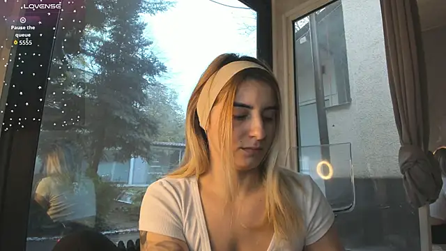 Ella Vee online show from 29, 11, 2025