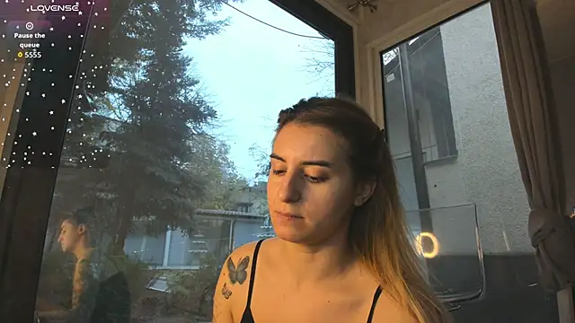 Ella Vee online show from 28, 11, 2025