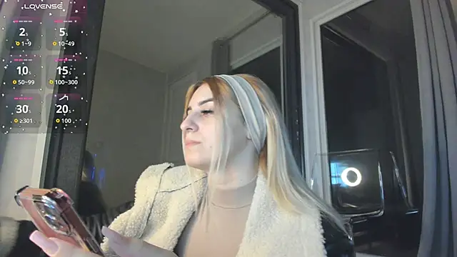 Ella Vee online show from 8, 11, 2025