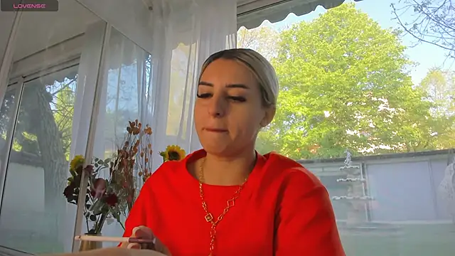 Ella Vee online show from 23, 4, 2026