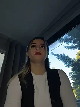 Ella Vee online show from 18, 9, 2025