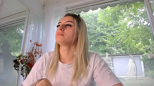 Ella Vee online show from 20, 5, 2026