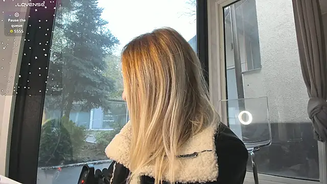 Ella Vee online show from 17, 11, 2025