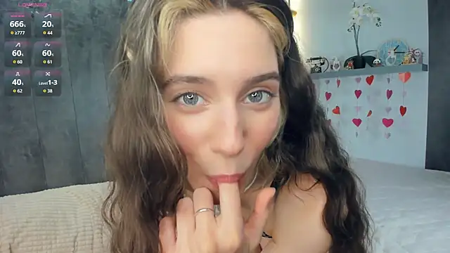 AntonettaTarring online show from 16, 4, 2026