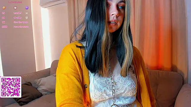 Snapshot of EvaBlimey chatting on 12, 9, 2025 EvaBlimey online show from 12, 9, 2025