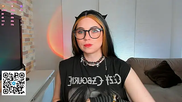 Snapshot of EvaBlimey chatting on 24, 9, 2025 EvaBlimey online show from 24, 9, 2025
