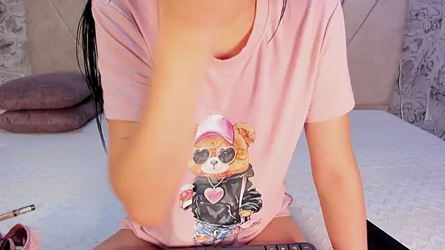 Snapshot of violet_77711 chatting on 21, 10, 2025 violet 77711 online show from 21, 10, 2025