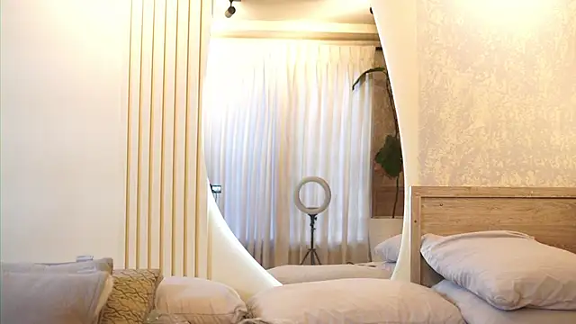 Tayler Kim online show from 8, 11, 2025