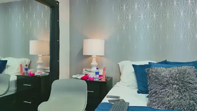 ZoeWilliis online show from 7, 4, 2026