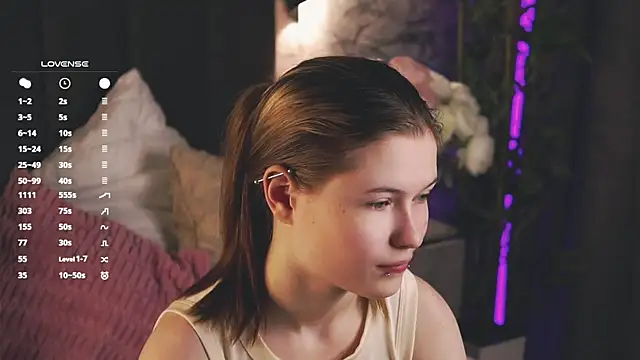 Snapshot of LynHillaire chatting on 3, 5, 2026 LynHillaire online show from 3, 5, 2026