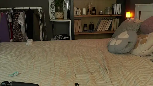 LynHillaire online show from 9, 2, 2026