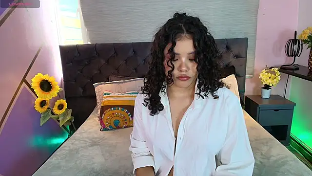 Snapshot of Annie_Lii chatting on 11, 11, 2025 Annie Lii online show from 11, 11, 2025