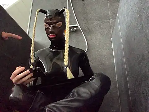 latexluisa online show from 21, 12, 2025