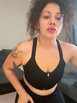 Snapshot of caramelandCurls chatting on 14, 10, 2025 caramelandCurls online show from 14, 10, 2025